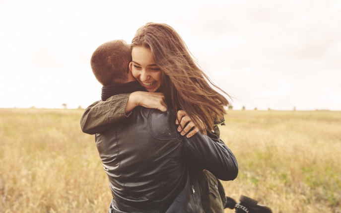 Ce simte un barbat cand imbratiseaza o femeie care ii place?